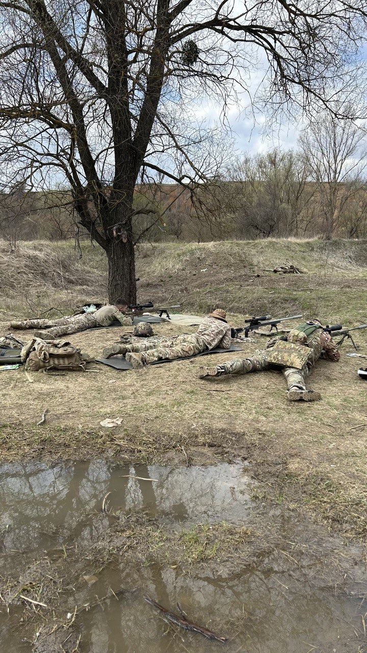Командир снайперів Влад, позивний Санта: Проміж крапель ходжу поки. Бронік надирявили мені, таке було… 12