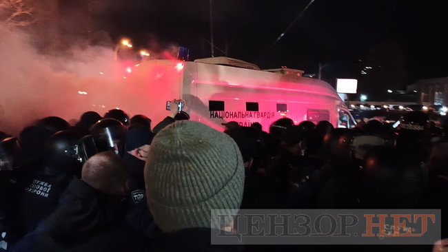 Под Шевченковским судом - столкновения с полицией 21