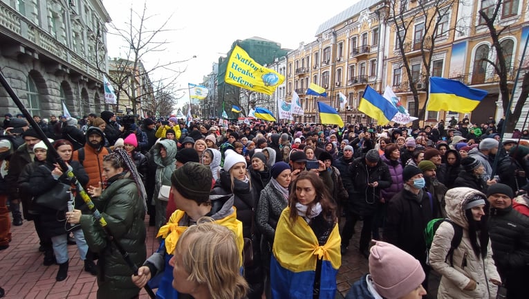 В Києві протестували антивакцинатори: QR-коди на плакатах ведуть на сайт Єдиної Росії 47