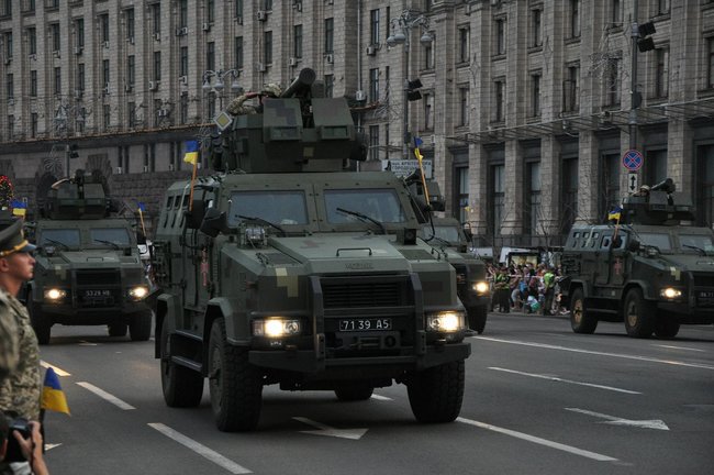 Від Точки-У до Джавелінів: вражаючі кадри 250 одиниць бойової техніки на Хрещатику 35