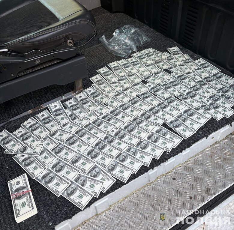 У Києві викрито чоловіка та жінку, які продавали авто, ввезені для ЗСУ