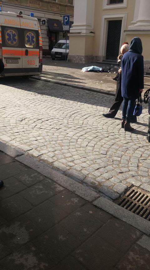 Ice block fell off roof, killed woman in Lviv 02 Ice block fell off roof, killed woman in Lviv 02