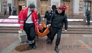 В Киевсовете продолжается противостояние: депутаты готовятся к ночевке, а "скорая" увозит пострадавших. ФОТОрепортаж