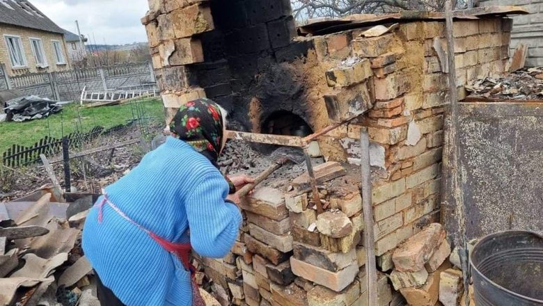 Пенсіонерка із села Горенка на Київщині пекла паски в печі своєї зруйнованої оселі 02