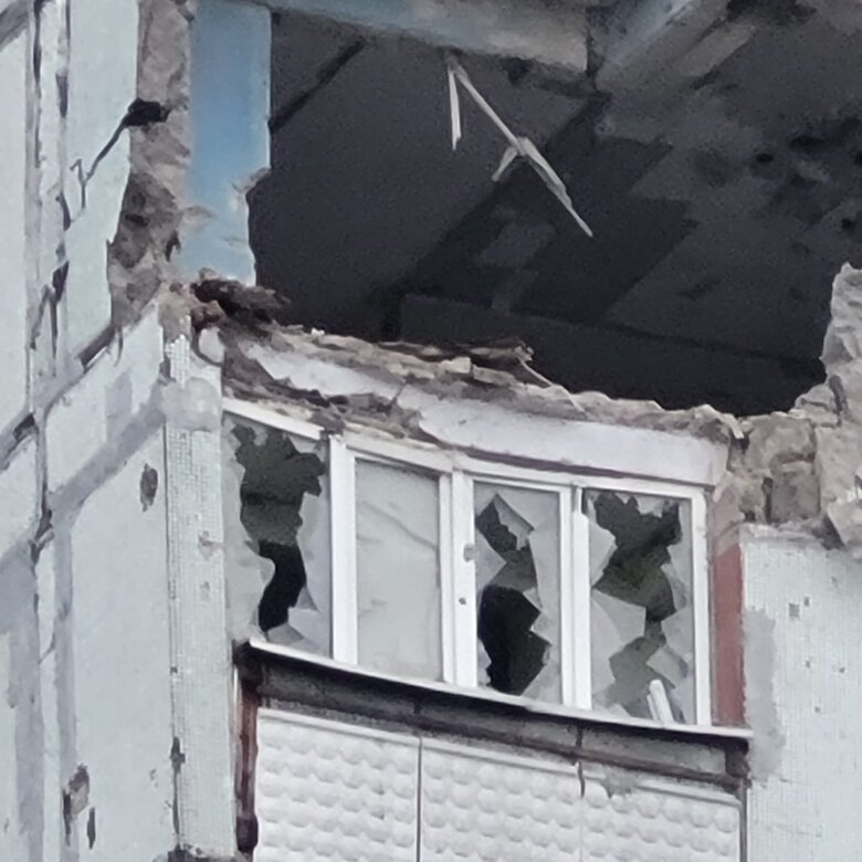 Последствия обстрела многоэтажек в Степногорске Запорожской области 05