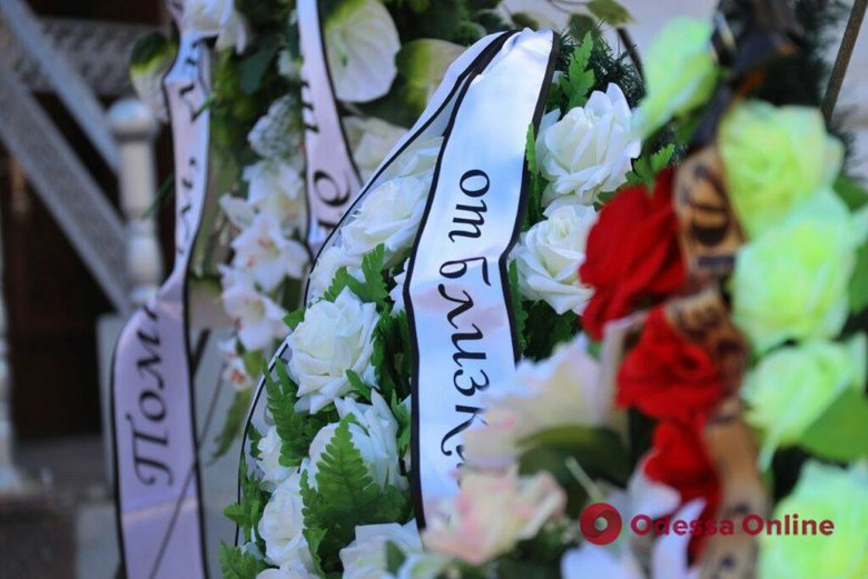 В Одесі попрощалися з Валерією Глодан, її мамою та тримісячною донечкою Кірою, які загинули внаслідок влучання російської ракети у багатоповерхівку 09