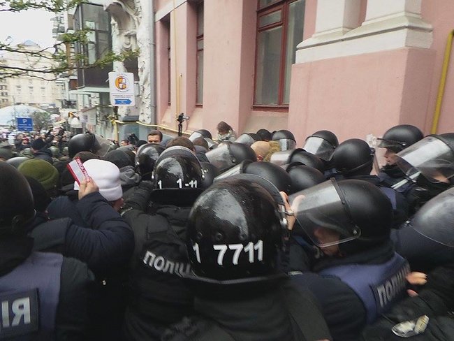Прихильники Саакашвілі намагаються прорвати кордон поліції 15