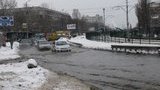 В Киеве затопило улицу: машины "плывут" наполовину в воде. ФОТОрепортаж