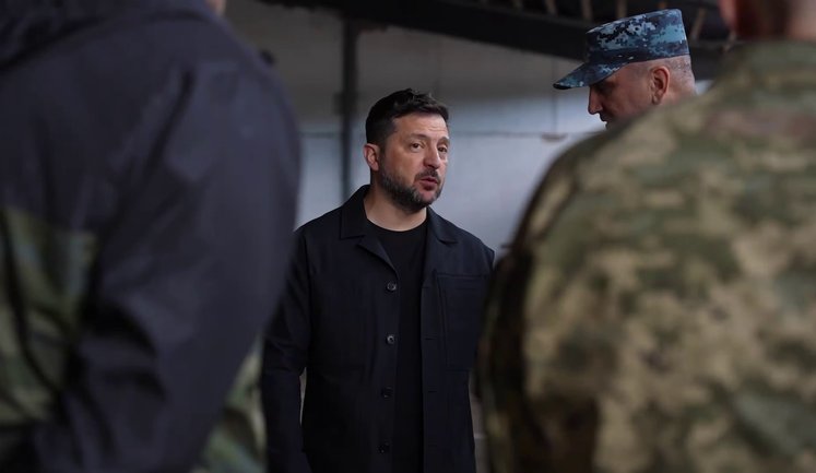 Зеленский начал поездку в Одесскую область с совещания по вопросам безопасности Южного региона: требуется больше вертолетов для защиты от дронов. ВИДЕО