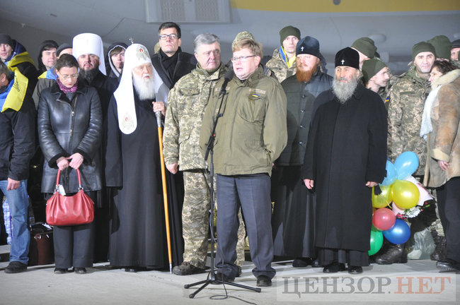 Heroes, welcome home!” liberated Ukrainian hostages enjoy warm reception at Boryspil airport 36