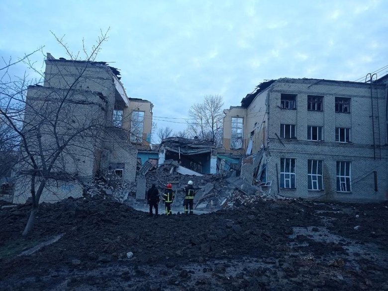 Російські окупанти завдали чергового удару по Краматорську: зруйновано школу 01