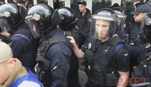 Трое правоохранителей пострадали во время столкновения с активистами в Киеве, - полиция