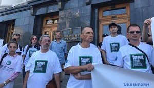 Підтримувати, а не карати: під Офісом Президента мітингували наркозалежні. ФОТОрепортаж