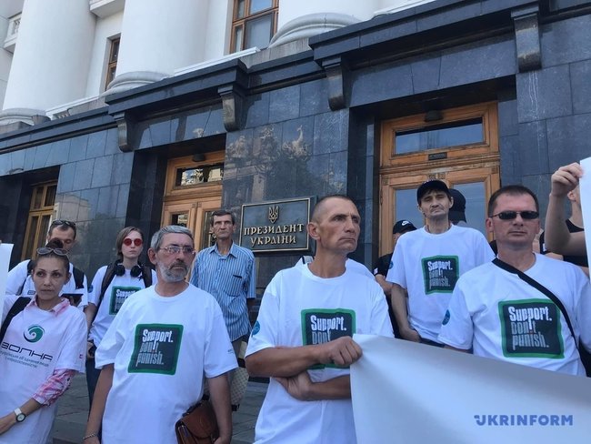 Підтримувати, а не карати: під Офісом Президента мітингували наркозалежні 11