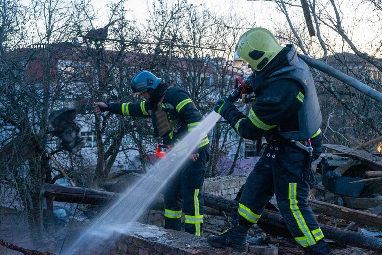 Наслідки ворожої атаки дронами на Київ: 5 людей постраждали, серед них - 11-річна дитина 03