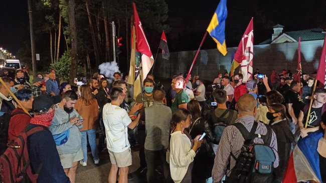 Біля дачі Зеленського в Кончі-Заспі протестують проти спроби спільної з окупантами інспекції позицій ЗСУ 14