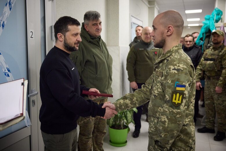 Зеленский на Харьковщине вручил награды военным 15