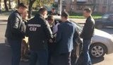 Двое сотрудников полиции, за взятку в 1,3 тыс. долл. обещавшие "решить вопрос" с призывом на срочную службу, задержаны в Хмельницком, - СБУ. ФОТО