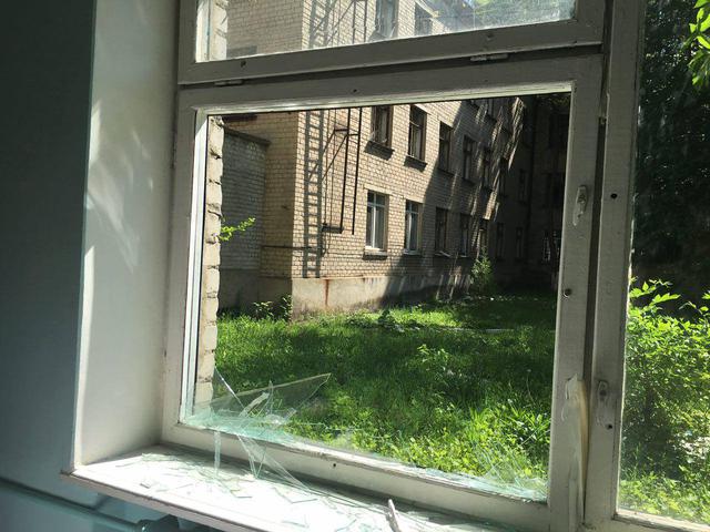 Последствия обстрела Красногоровки боевиками 11