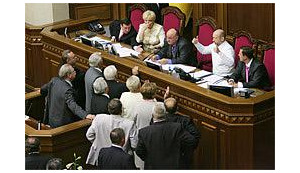 Регионалы заблокировали трибуну еще до начала заседания парламента