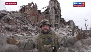 Кремлівський пропагандист Сладков показав "русский мир" у Мар’їнці: "Вот знамя победы! Ни домов, ни машин, ни людей!". ВIДЕО