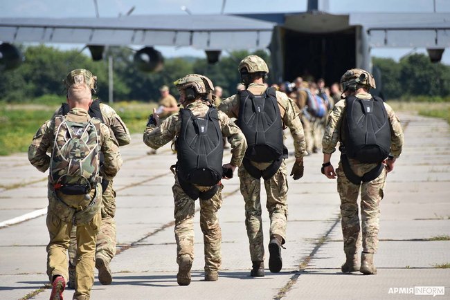 Украинские спецназовцы отработали десантирование с американского самолета МС-130 08