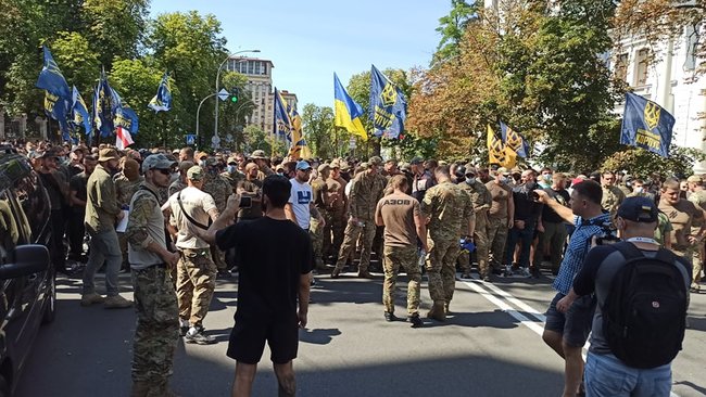 Нацкорпус вирушив до будинку, де живе Зеленський 03