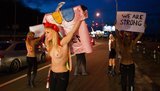 "Тронь хоть пальцем!" Femen отметили День защиты женщин от насилия на киевской "окружной". ФОТОрепортаж