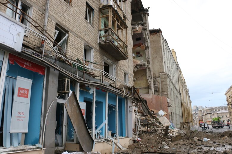 As result of Russian missile hitting residential building in Kharkiv, entrance was completely destroyed 06 As result of Russian missile hitting residential building in Kharkiv, entrance was completely destroyed 06