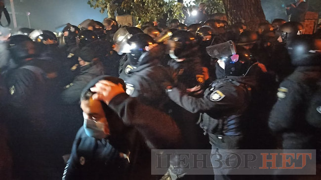 Под Шевченковским судом - столкновения с полицией 19