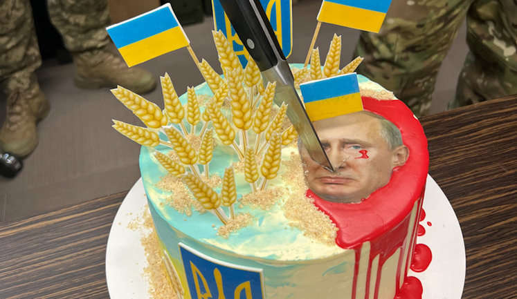 Турчинову на день рождения подарили голову Путина. ВИДЕО+ФОТО