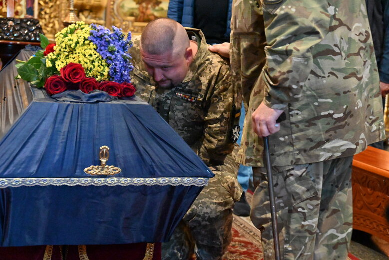 Із бойовим медиком Євгеном Бешлягою, який загинув під Бахмутом під час здійснення евакуаційної місії, попрощалися у Києві 08