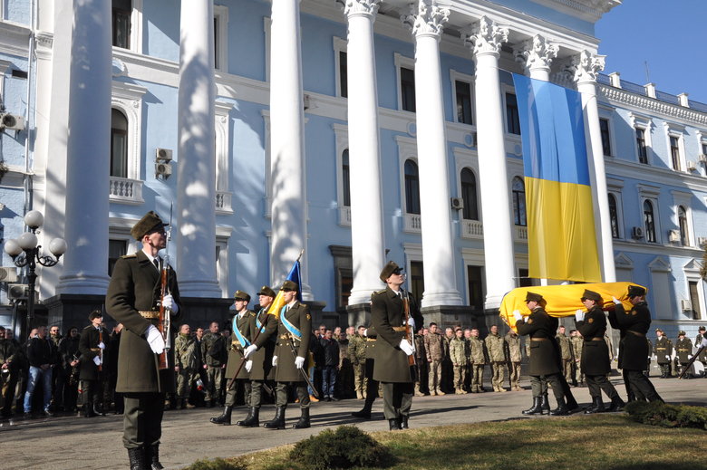 В Києві попрощалися із загиблим внаслідок російського обстрілу розвідником 30-ї ОМБр Антоном Сидоровим 36