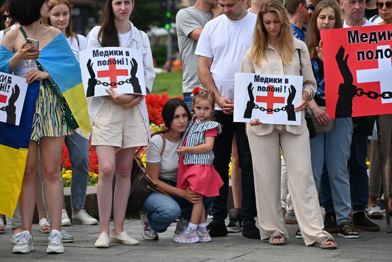 Акція на підтримку полонених військових медиків відбулася на Майдані Незалежності 28