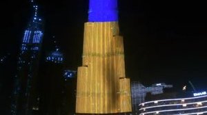 Найвищий хмарочос у світі в Дубаї підсвітили кольорами українського прапора. ВIДЕО