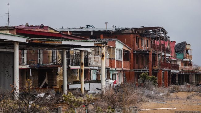 Beach rigged with mines, not a single undamaged building: journalists show embattled Shyrokyne village 08