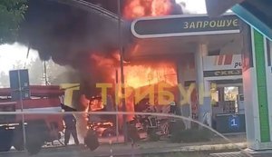 В окупованому Сєверодонецьку дрон влучив у військову вантажівку на автозаправці. ВIДЕО