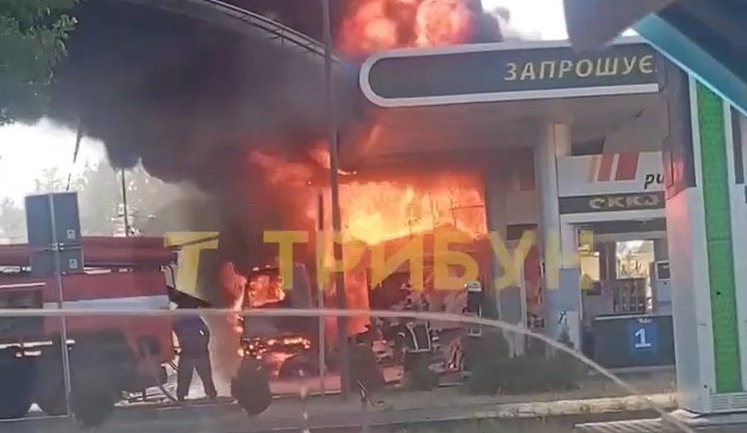 В окупованому Сєверодонецьку дрон влучив у військову вантажівку на автозаправці. ВIДЕО