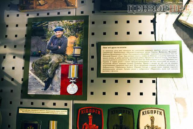 Директор Національного військово-історичного музею Владислав Таранець: У нас є Біблія, яку ми знайшли біля наших загиблих хлопців обгорілою і розгорнутою на молитві Не бійся 05