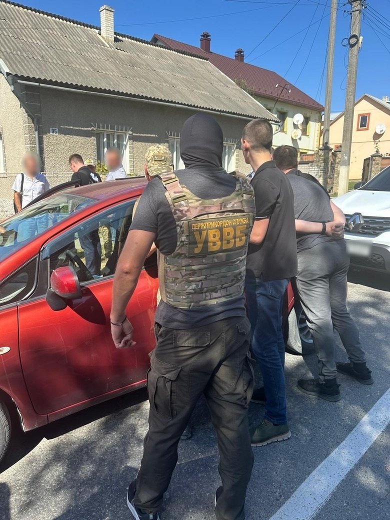 Військовослужбовці ТЦК переправляли чоловіків за кордон