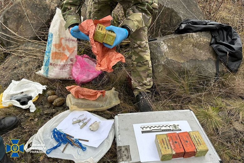 СБУ виявила 3 схрони з російською зброєю