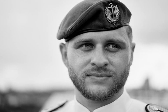 Офіцер-морпіх Андрій Підлісний: Радянщину офіцерам нав’язують в академіях деякі викладачі. Молодий офіцер якось заявив, що у разі ще однієї Революції Гідності відкриє вогонь по натовпу, бо поняття злочинний наказ для нього не існує 04