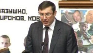 Lutsenko reads indictment to Novynskyi during Rada session