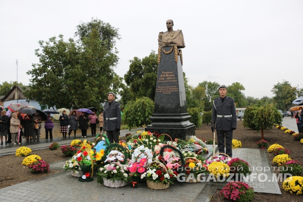 Царский генерал вместо Ленина: памятник основателю Болграда открыли на Одесчине 02