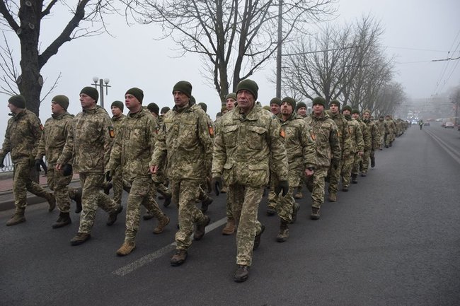 Бійці 44-ї окремої артбригади пройшли урочистим маршем Тернополем після повернення із зони ООС 08 Бійці 44-ї окремої артбригади пройшли урочистим маршем Тернополем після повернення із зони ООС 08