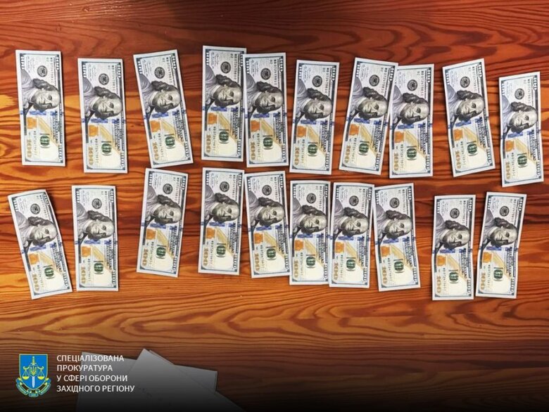 Військовослужбовець допомагав чоловікам виїхати за кордон