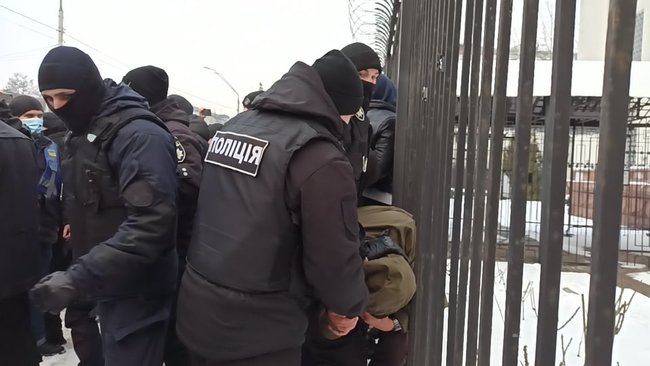 Акцию у посольства РФ в Киеве прекратили неизвестные: сорвали и сожгли плакаты, разбили таблички 07