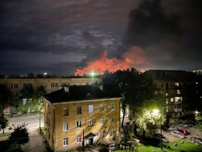 В российском Пскове в районе военного аэродрома раздаются взрывы 01