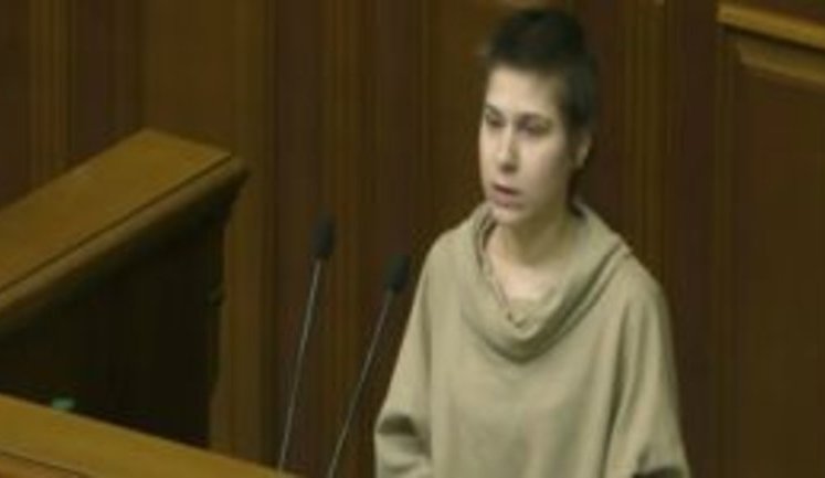 "Нам всегда хотелось кушать и у нас не было будущего, но мне повезло - я смогла получить образование", - пронзительное выступление выпускницы интерната Ангелины Чендаровой в Раде. ВИДЕО
