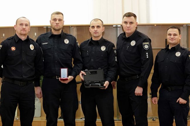 Аваков нагородив патрульних Даниленка та Хлєвного, які ліквідували одеського стрілка Дорошенка 02 Аваков нагородив патрульних Даниленка та Хлєвного, які ліквідували одеського стрілка Дорошенка 02